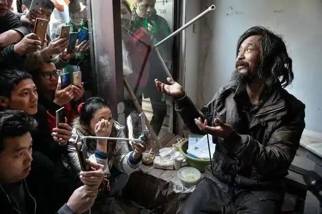 NBA季后
_“流浪大师”沈巍被发现街头翻找垃圾桶NBA季后
，本人否认“重回流浪生活”：是坚持节俭理念