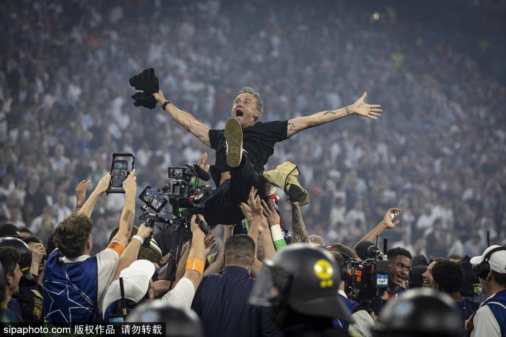 如何代理皇冠信用网_泪目如何代理皇冠信用网！恩里克穿印有女儿插旗图案的衣服 她在9岁时因病去世