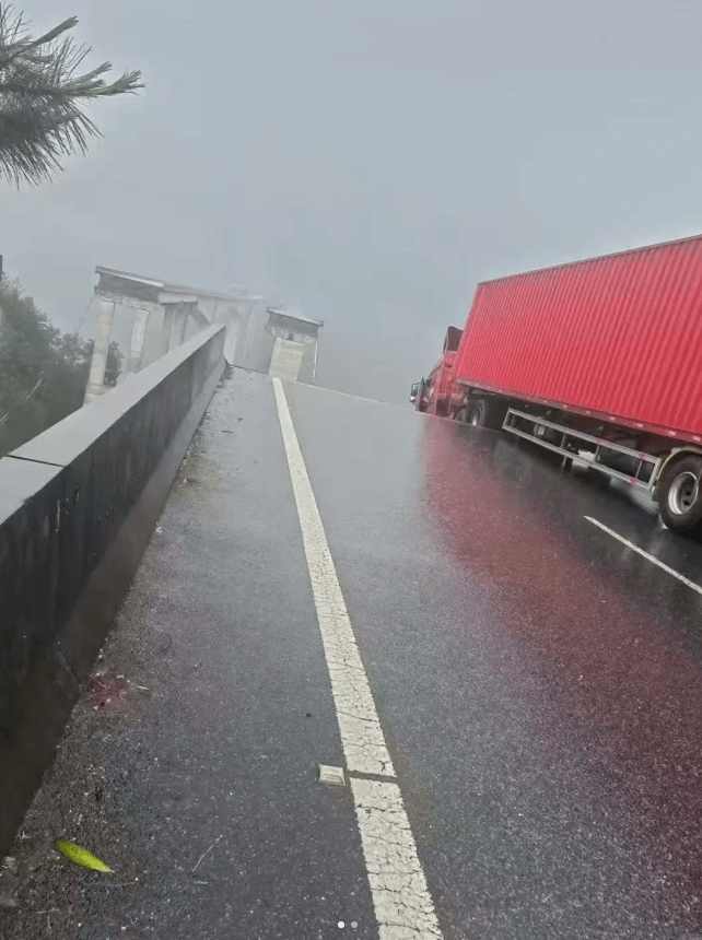 洛杉矶v法林明高RJ_网传厦蓉高速段千秋大桥部分坍塌洛杉矶v法林明高RJ，疑有车辆坠桥，当地：已派两队人前往核实，暂无反馈