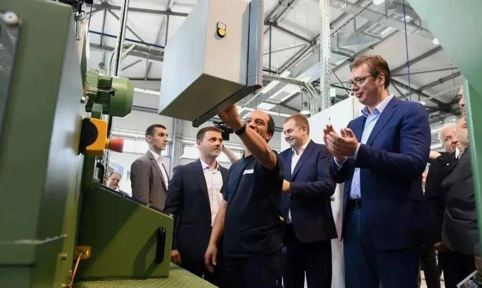 英超足球_从16亿到零英超足球，塞尔维亚全面暂停军火出口，只因被俄指背刺？武契奇陷入两难选择！