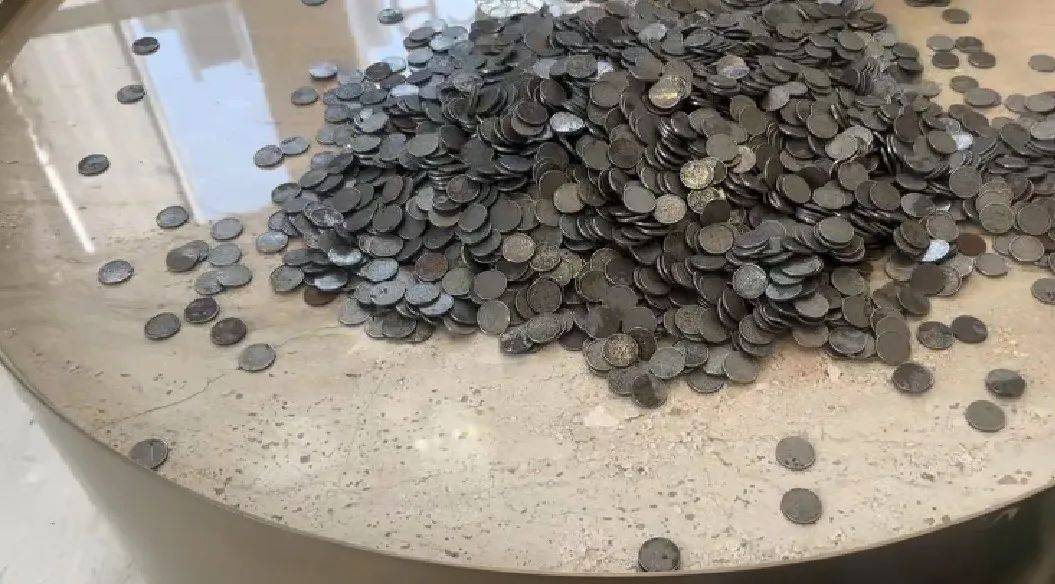 如何代理皇冠信用_男子扛着140斤硬币存银行遭拒收如何代理皇冠信用！这些硬币竟来自垃圾焚烧厂