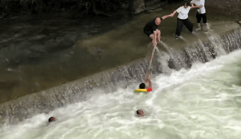 皇冠信用網最高占成_孩子被卷漩涡皇冠信用網最高占成,男游客施救托举时溺水 对话本人:已无碍,听到“叔叔救我”啥也没想就去了