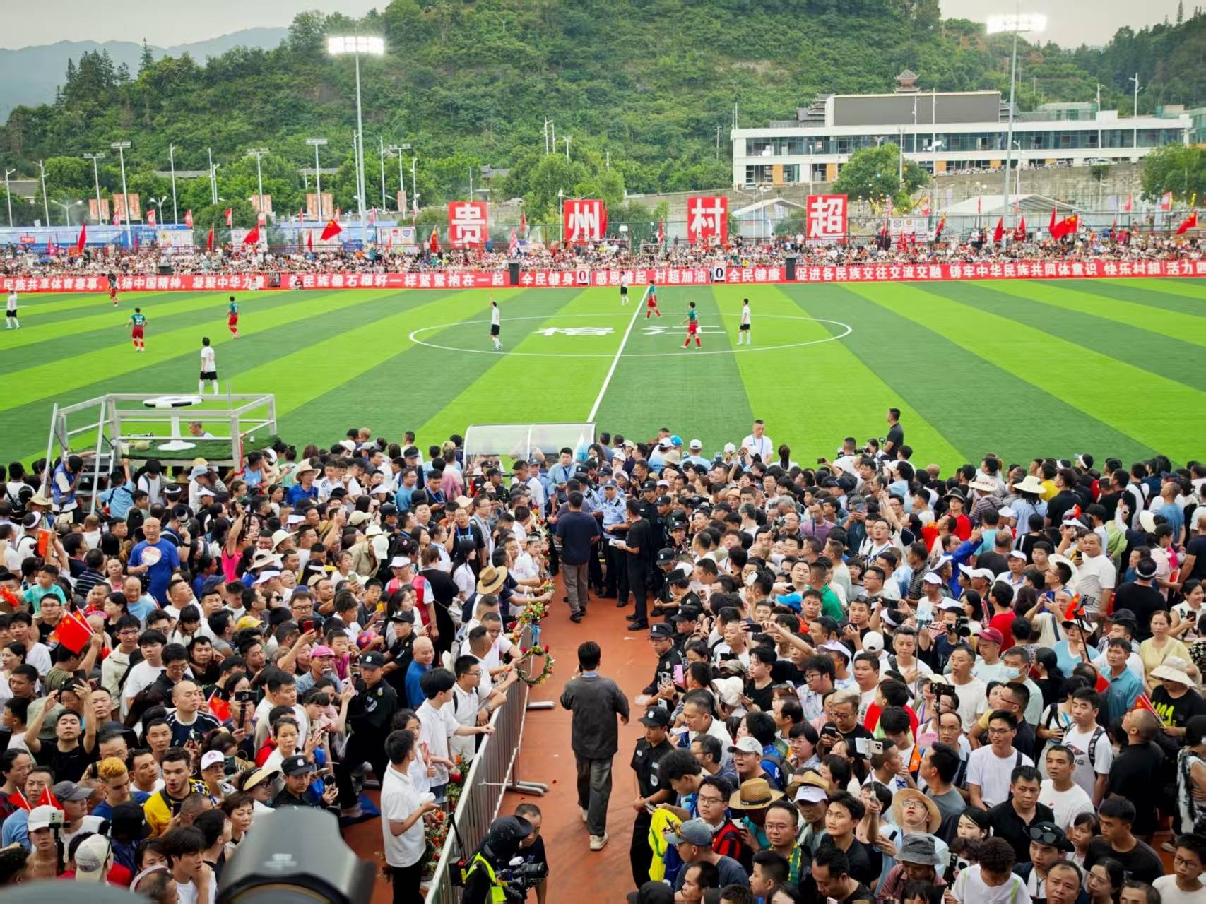 皇冠信用网怎么弄_榕江“村超”重启：看台一座难求皇冠信用网怎么弄，足坛巨星巴乔空降现场