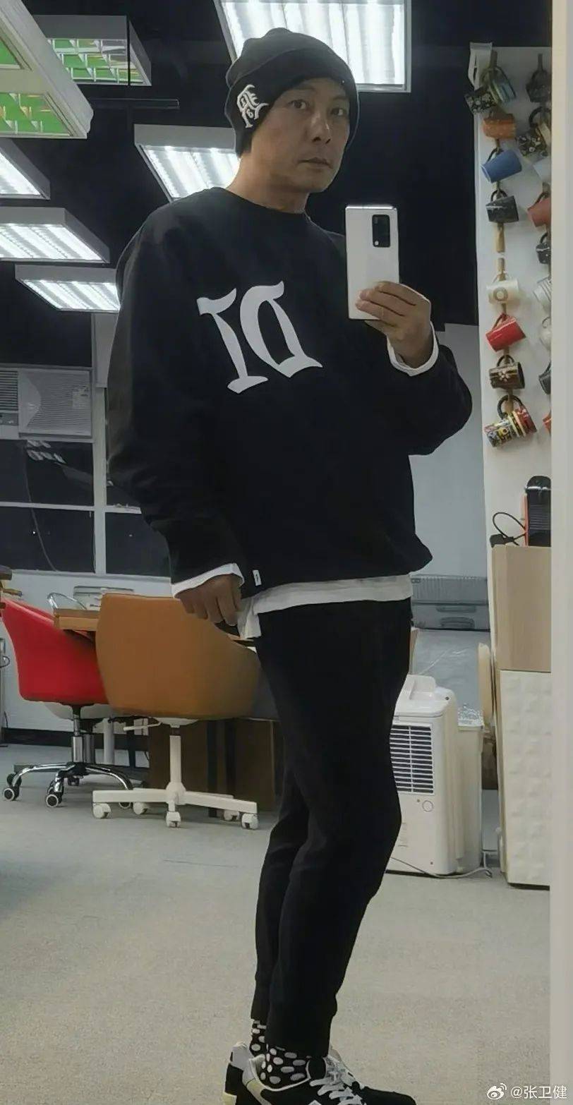 皇冠信用网在线申请_60岁张卫健在演唱会上掏出老年卡皇冠信用网在线申请，求大家别欺负老人家