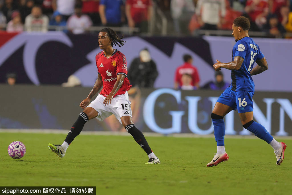 托特纳姆热刺足球
_热议约克雷斯首场英超：0球0助托特纳姆热刺足球
，捋头发21次创纪录