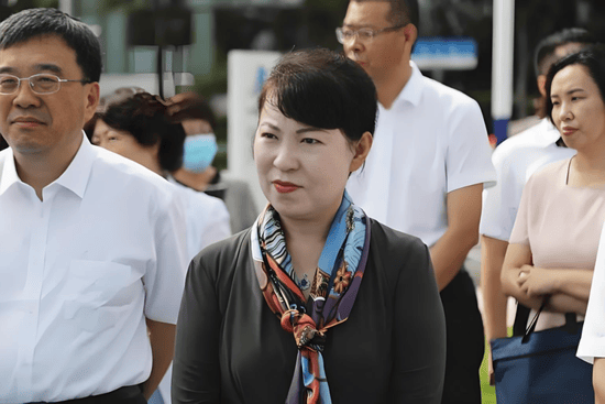 皇冠信用网在线注册
_正部级美女大员被查！千万华服堆满多套住宅皇冠信用网在线注册
，化妆团队提前数小时待命~