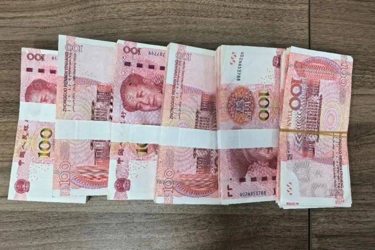 埃及超级联赛_路边发现可疑包裹埃及超级联赛，一男子鬼鬼祟祟……民警打开后惊呆了