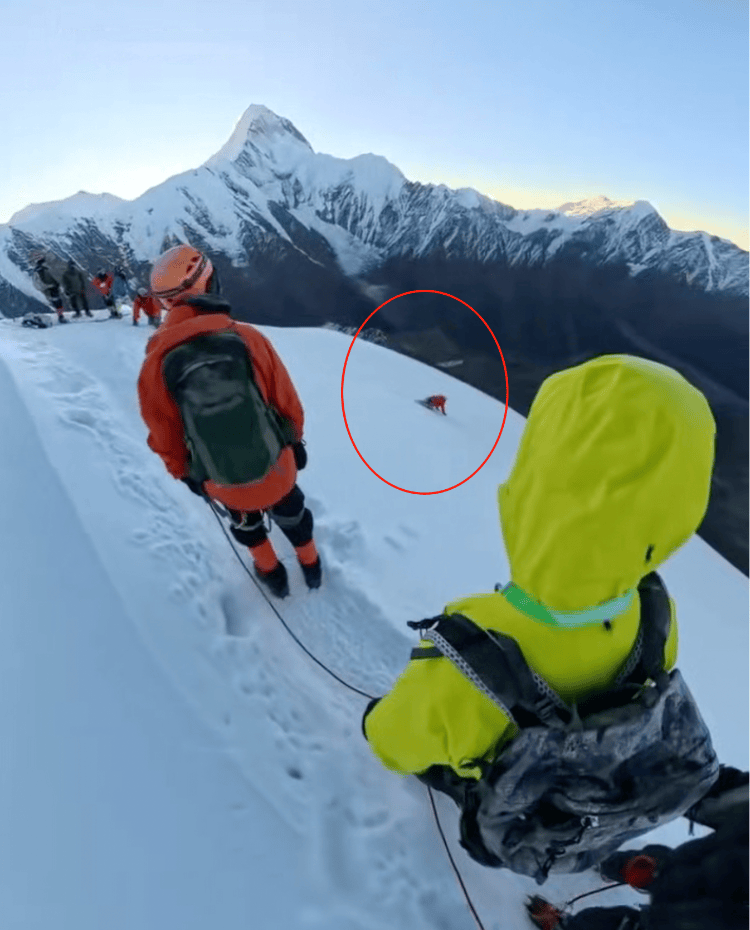 皇冠信用盘开户_海拔5588米雪山上男子滑坠遇难 亲人：皇冠信用盘开户他解开安全绳给同行游客拍照被冰爪绊倒