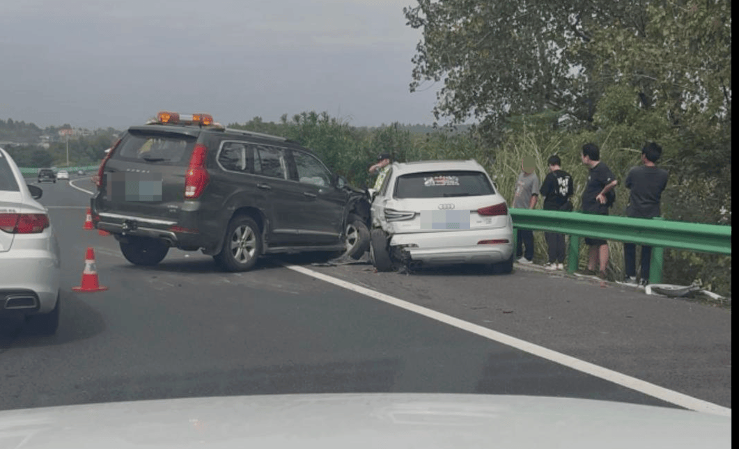 皇冠信用网代理注册_“司机像没意识了一样！”男子称SUV在高速上慢行、撞上石墩也不停皇冠信用网代理注册，交警：司机目前无生命危险