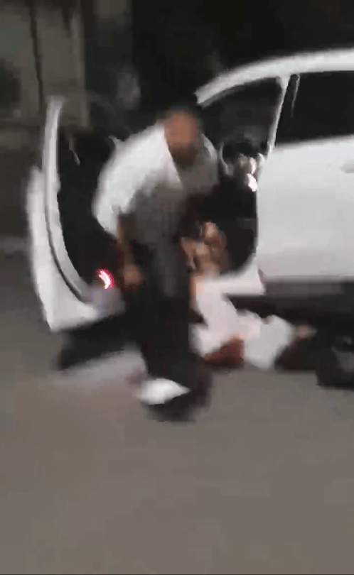 皇冠信用网正网
_一男子凌晨听到两声呼救皇冠信用网正网
，循声发现一女子在奔驰车外被白衣男勒昏！受害者：是受朋友之托借钱给白衣男，凌晨被骗至偏僻处遭非礼！