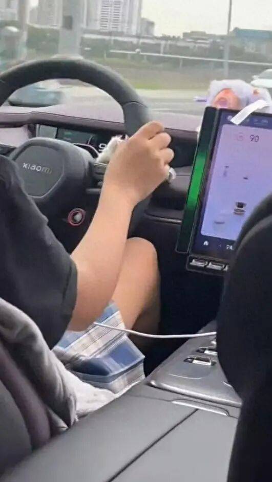 皇冠信用网注册
_小米汽车市区飙至时速120公里皇冠信用网注册
，跨双黄线到对向车道超车……交警回应→