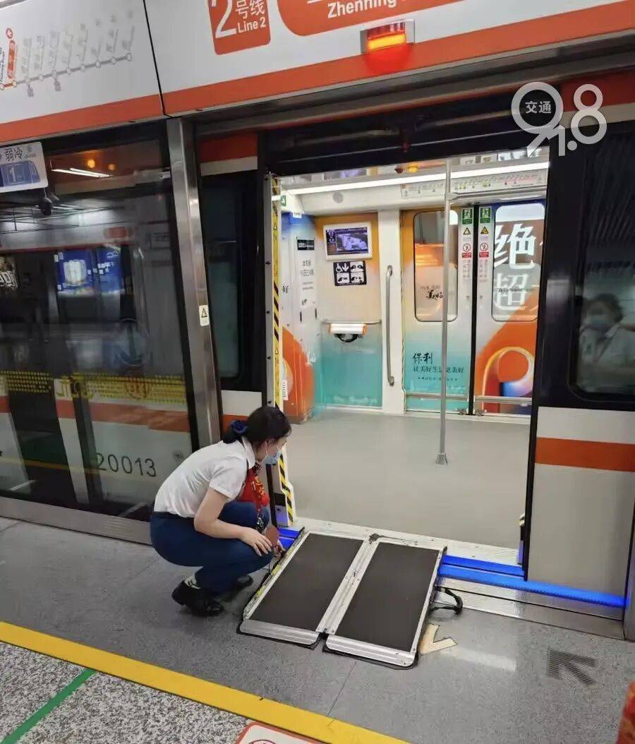 皇冠信用网怎么开户
_杭州地铁内皇冠信用网怎么开户
，女乘客突然崩溃大哭！紧接着……这一幕被拍下