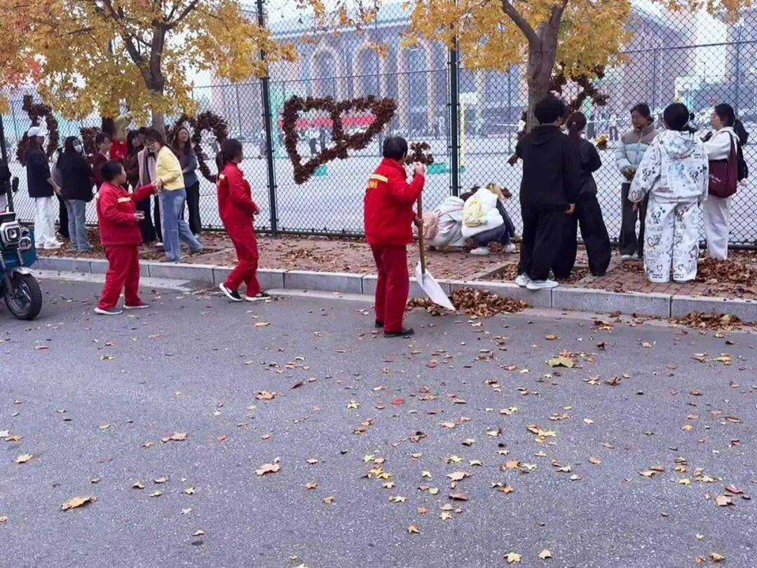 买球的正规网站
_河南一医学院学生用落叶在篮球场铁网上插出心肝肺胃、注射器等图案买球的正规网站
，学校：秋日限定浪漫