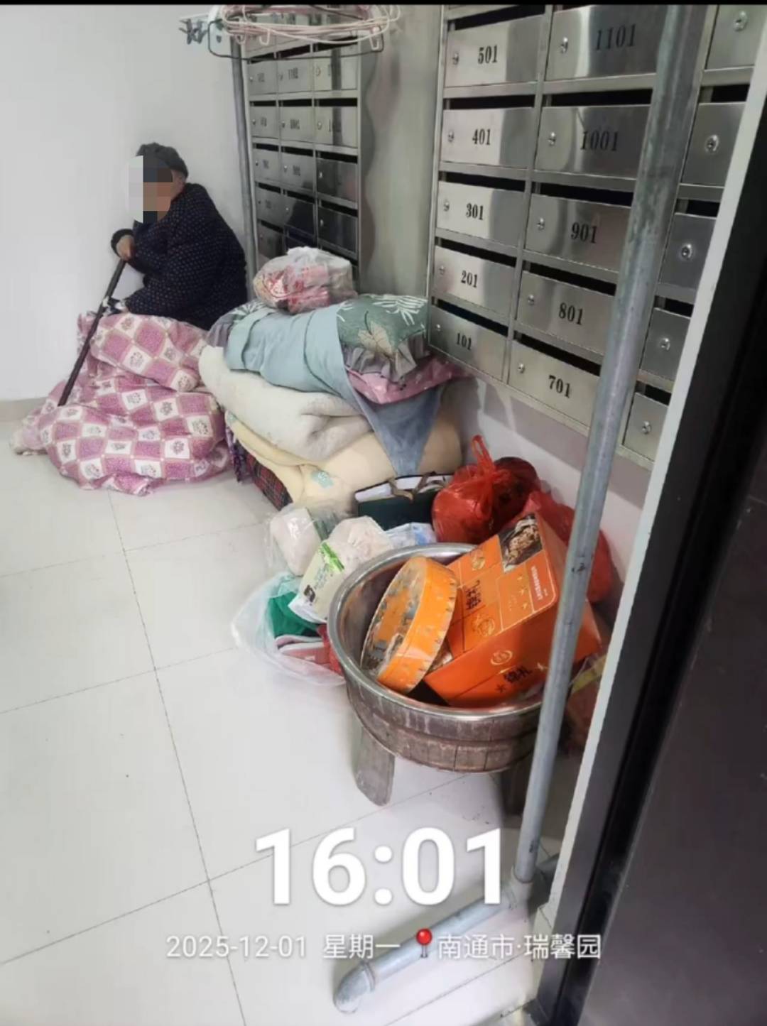 克里夫兰骑士 vs 波特兰开拓者
_江苏南通94岁老人被发现在楼道打地铺克里夫兰骑士 vs 波特兰开拓者
，社区：子女轮流赡养，可能送来时人不在家