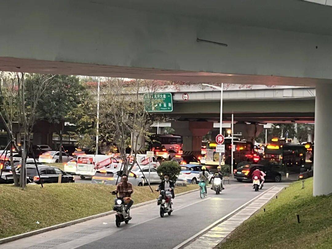 厄瓜多尔足球_“等到车熄火”！深圳一主干道厄瓜多尔足球，因封路导致拥堵！多部门研究疏解方案