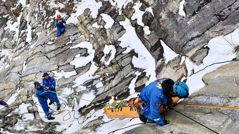 皇冠登3管理出租_一女子攀爬北京野山皇冠登3管理出租，滑坠8米高断崖