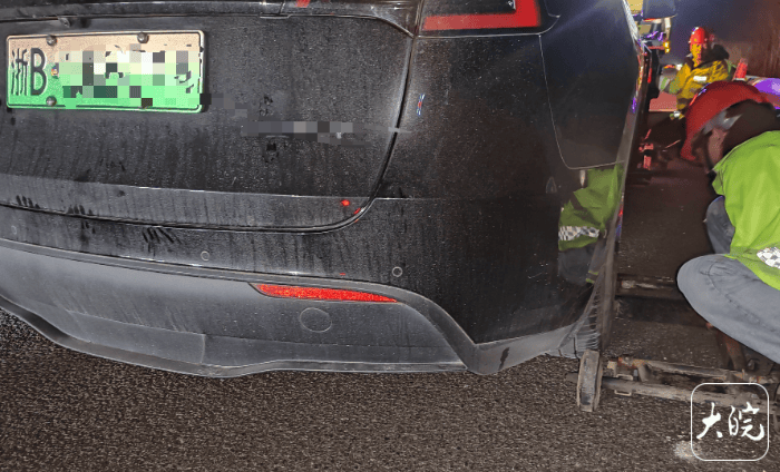 皇冠直播_新能源汽车在高速上断电自动上锁皇冠直播，一家5口被困车内报警求助，民警回应