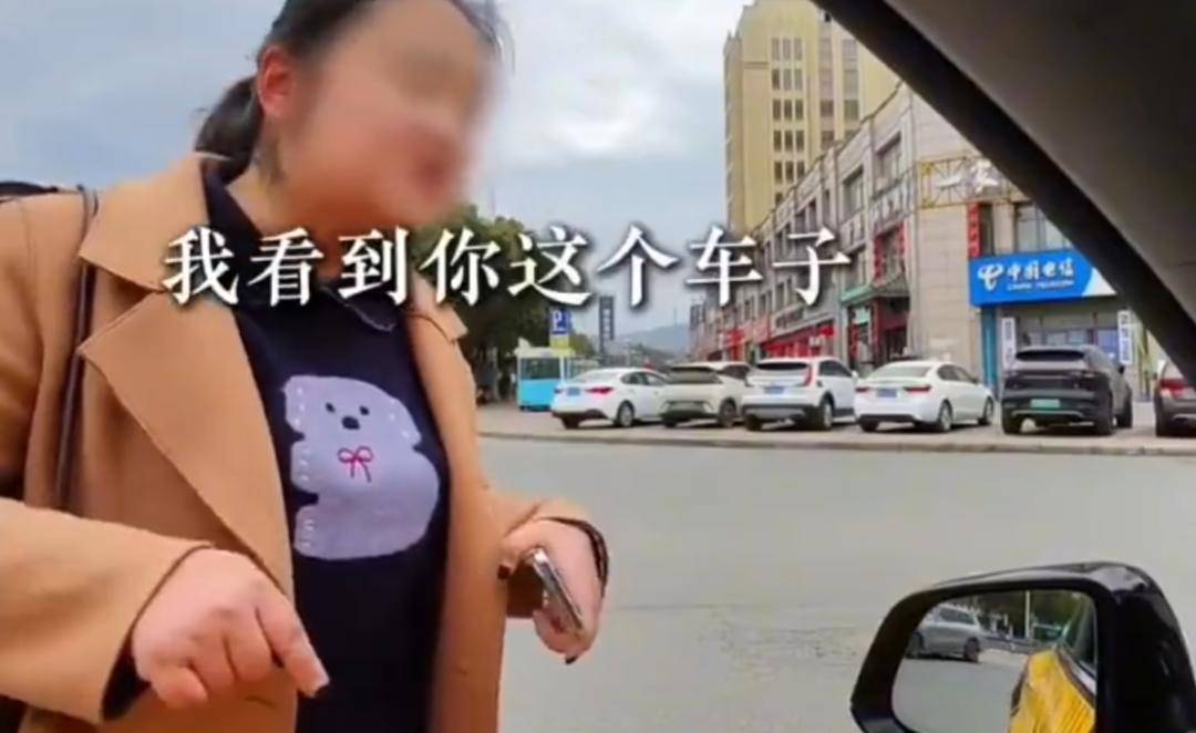 皇冠hga010_“看到你我害怕！”女子强烈要求男子挪车皇冠hga010，网友：不可理喻
