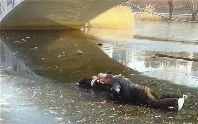 皇冠信用网庄家_天津西沽公园内2岁儿童坠入冰窟 杨浩、刘玉坤争分夺秒救援