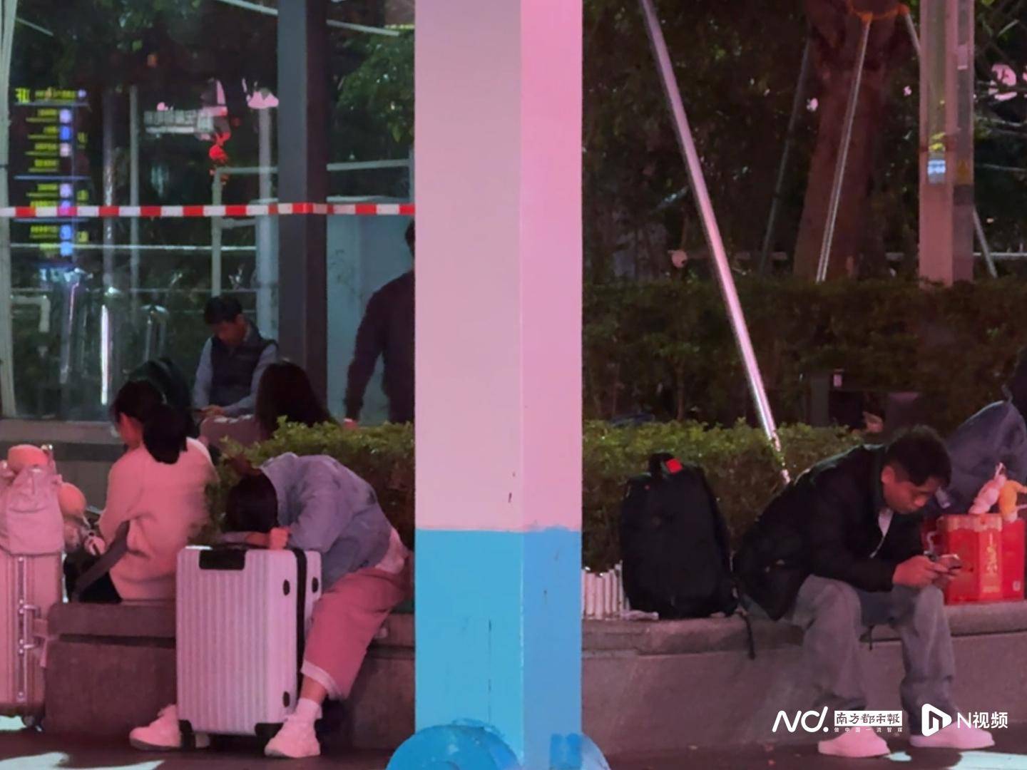 皇冠信用平台出租出售_跑了八小时只赚25块：他把自己从酒里开出来皇冠信用平台出租出售，也把年开回家