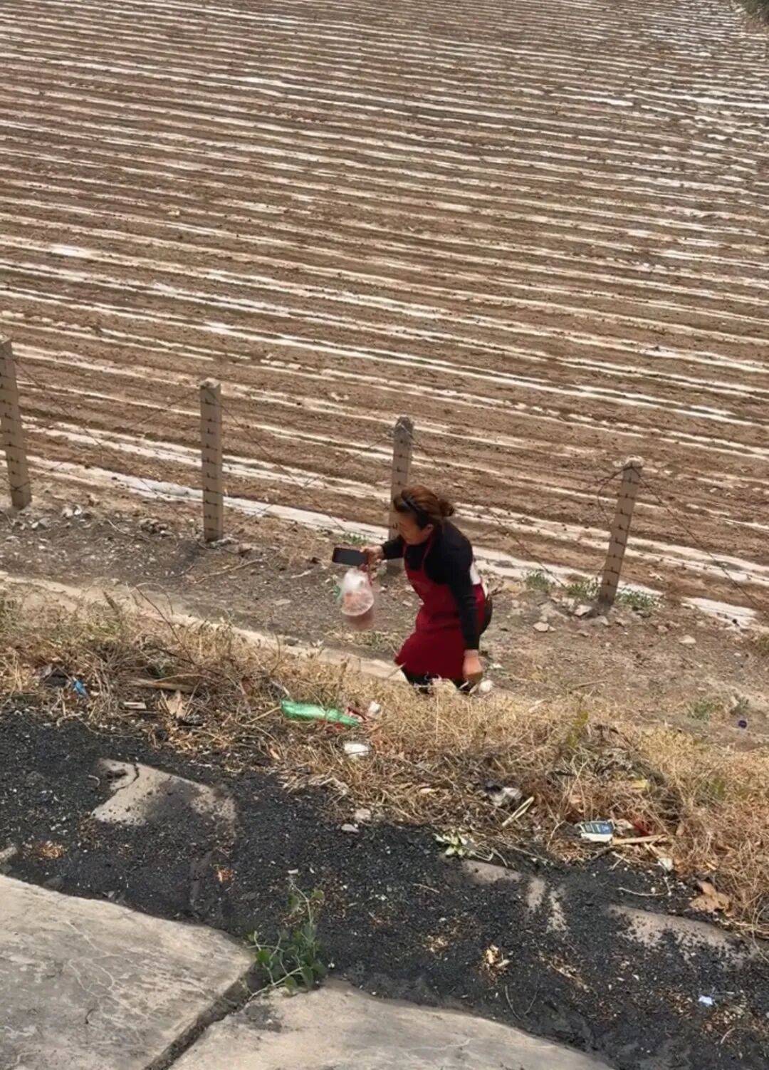 皇冠信用网代理注册_一个敢点一个敢送！女子高速堵车点外卖皇冠信用网代理注册，老板穿着围裙开着车，穿过农田爬上护坡送达